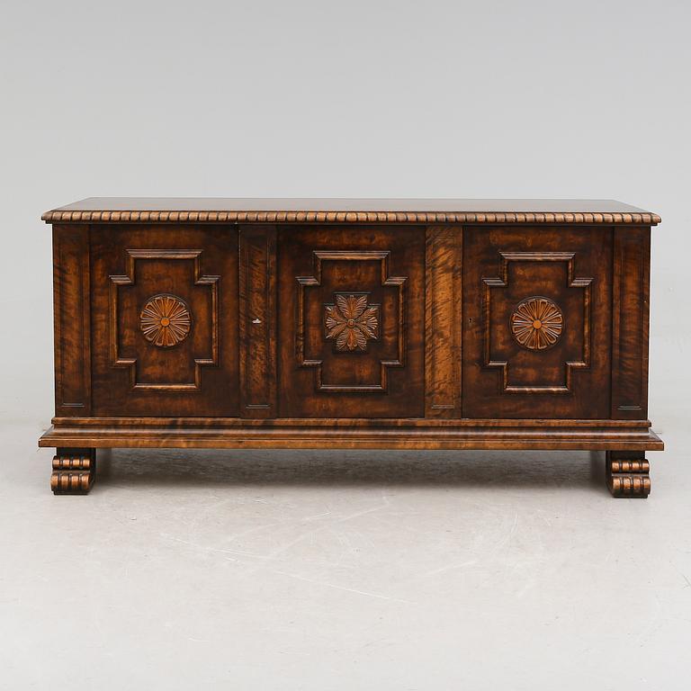 SIDEBOARD, sannolikt Axel Einar Hjorth, betsad björk, AB Svenska Möbelfabrikerna, Bodafors, 1920/30-tal.