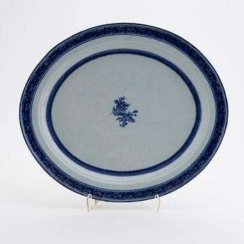 A blue and white serving dish, Qing dynasty, Jiaqing (1796-1820).