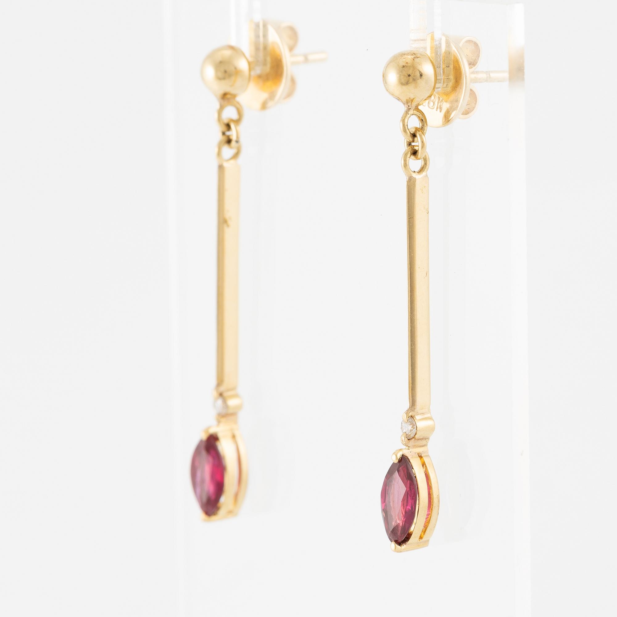 Earrings, 18K gold, set with brilliant-cut diamonds, navette-shaped red stone.