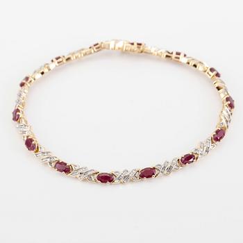 ARMBAND, 18K guld, diamanter tot ca 0.26 ct. och rubiner.