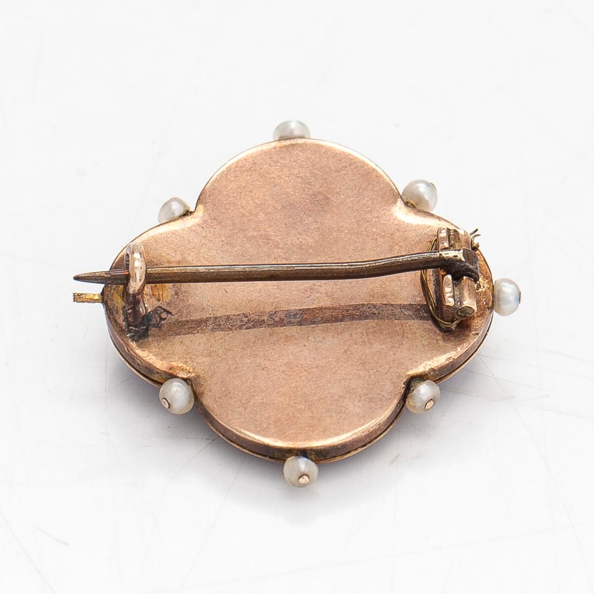 Brosch, 9K guld, emalj, odlade pärlor och rosenslipade diamanter.