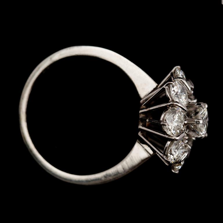 RING, 14 k vitguld, 9 briljanter tot 2.65 ct enl gravyr.