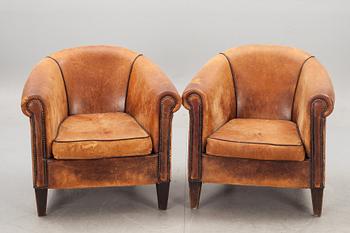 CLUBFÅTÖLJER, ett par, 1900-talets andra hälft.