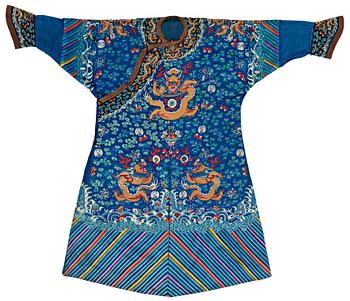 725. A Chinese embrodiered coat, late Qing dynasty, circa 1900.