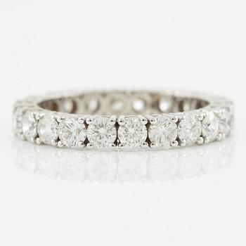 Ring full eternity 18K gold with round brilliant-cut diamonds.
