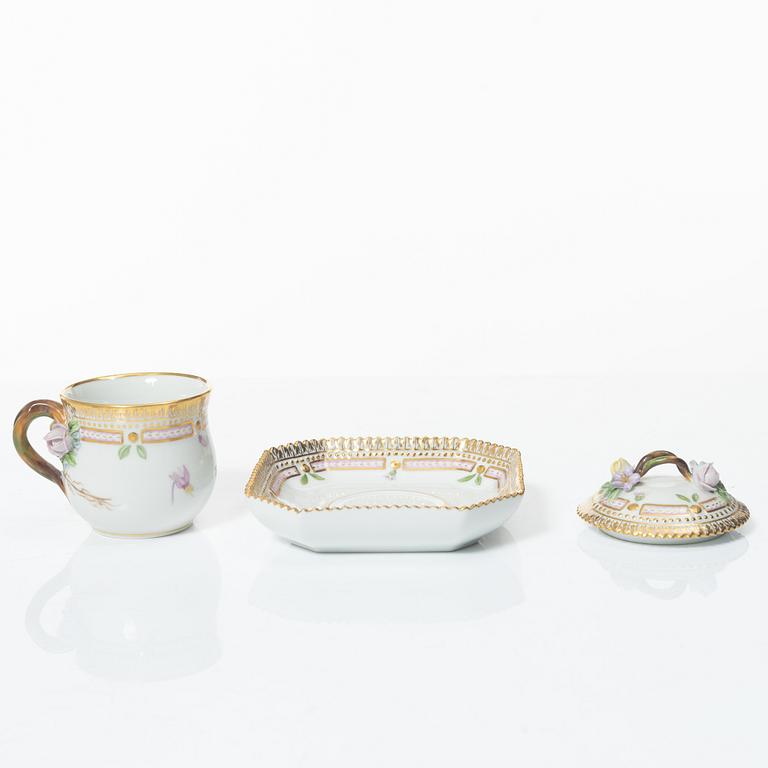 Royal Copenhagen, Crèmekopp med lock och fat, "Flora Danica", Royal Copenhagen, Danmark.