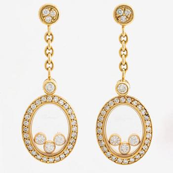 Chopard a pair of earrings in 18K gold with round brilliant-cut diamonds.