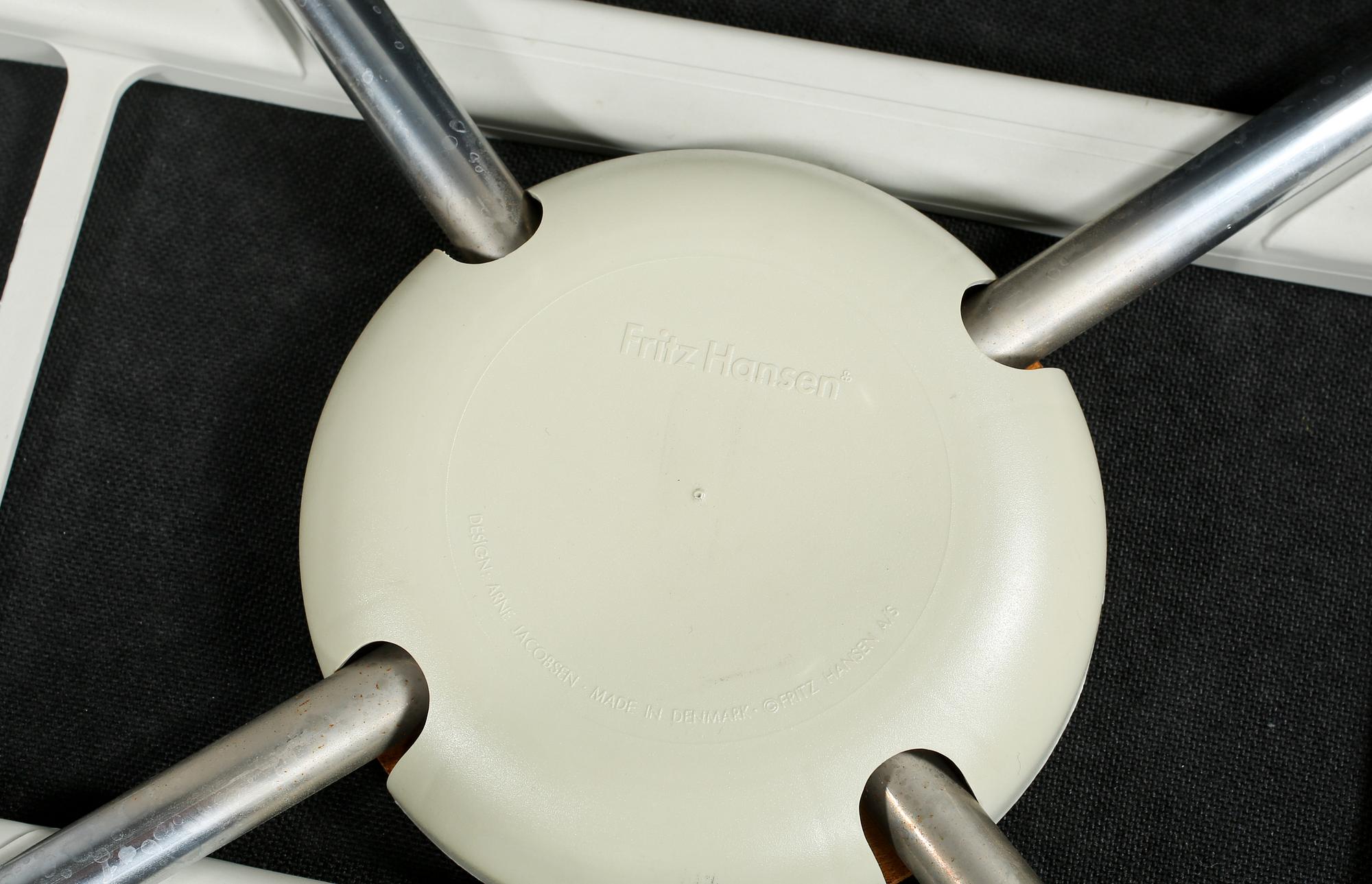 STOLAR, 4 st, "Sjuan", Arne Jacobsen för Fritz Hansen, 2001.