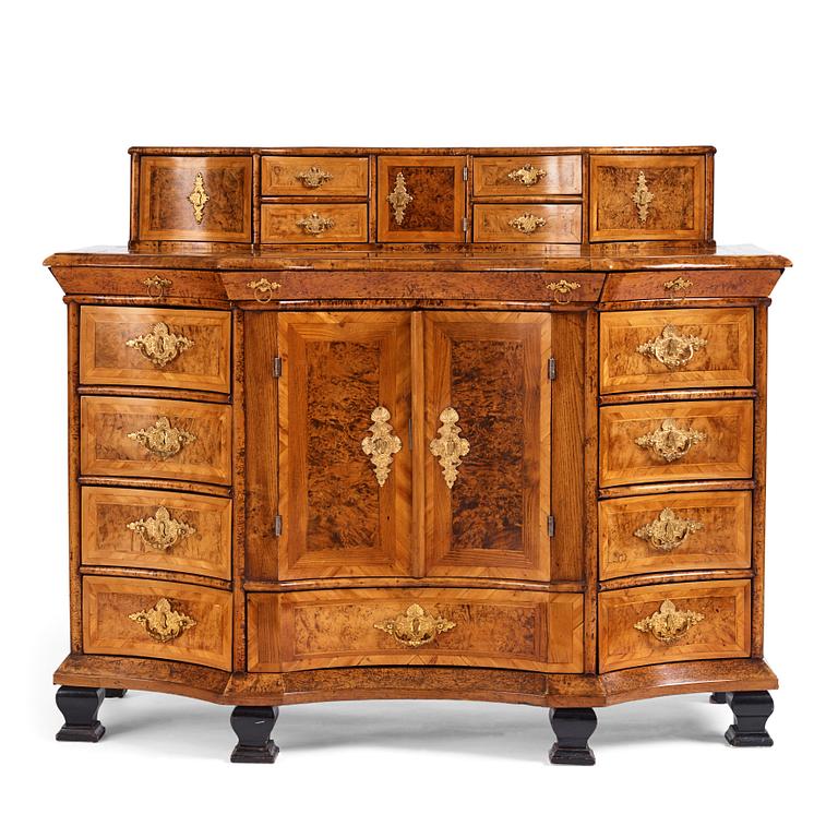 A Fredrik I late baroque burr alder-veneered commode, first part of the 18th century.