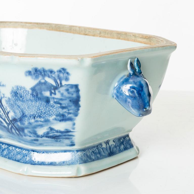 A blue and white tureen with cover, Qing dynasty, Qianlong (1736-95).