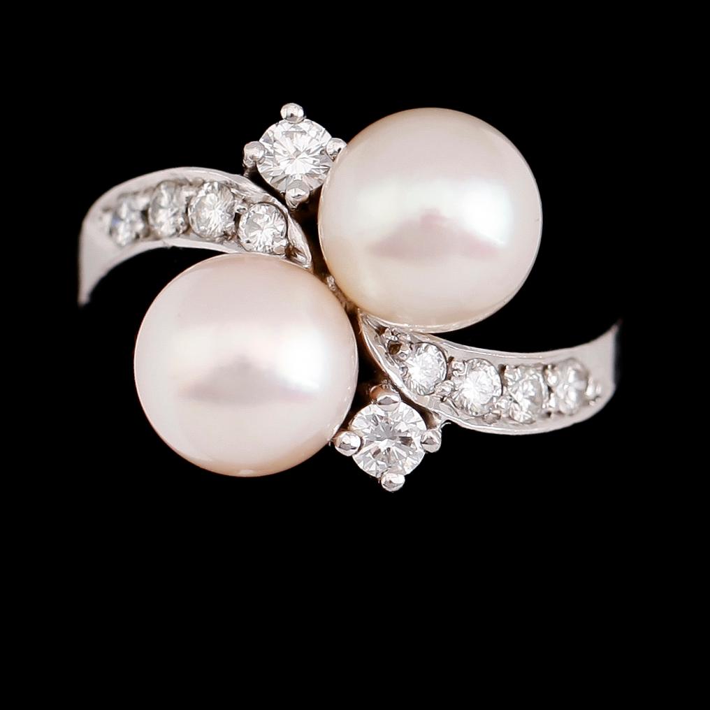 RING, 18 k vitguld, briljantslipade diamanter, 2 odlade pärlor, svenska stämplar 1989.