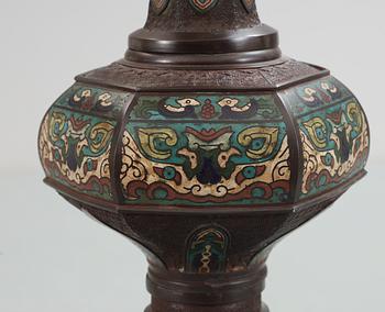 GOLVLAMPA, brunpatinerad brons och cloissoné. Sekelskifte 1900.