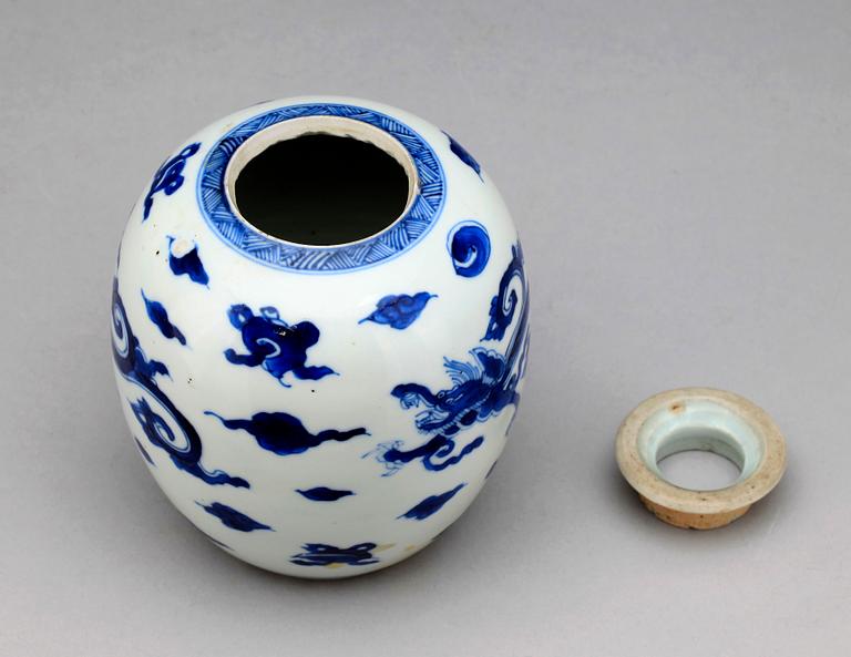 URNA, porslin, Kina, Ming-stil, 1800-tal.