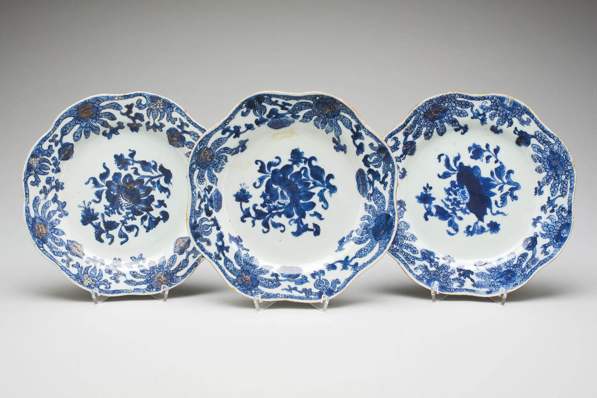 TALLRIKAR, 3 st. Porslin, Kina, Qianlong(1736-1795).