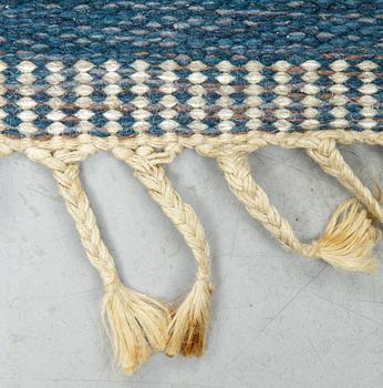 A carpet, flat weave, ca 199 x 122,5-125,5 cm, signed S.H. (possibly Svensk Hemslöjd).