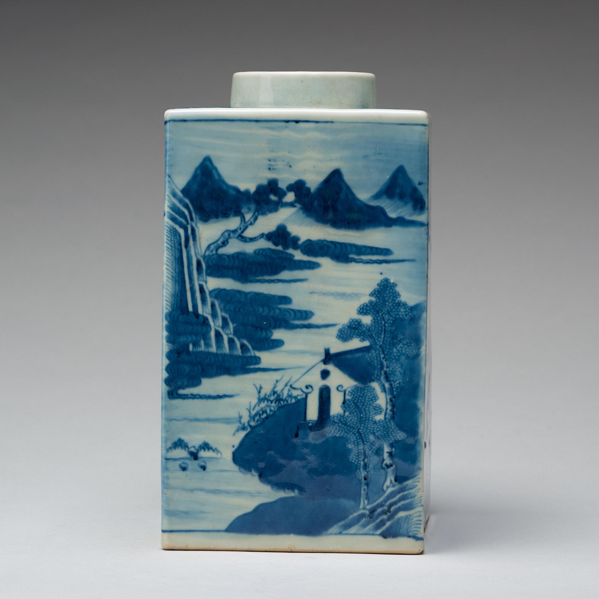 A large blue and white tea jar, Qing dynasty, 19th Century.