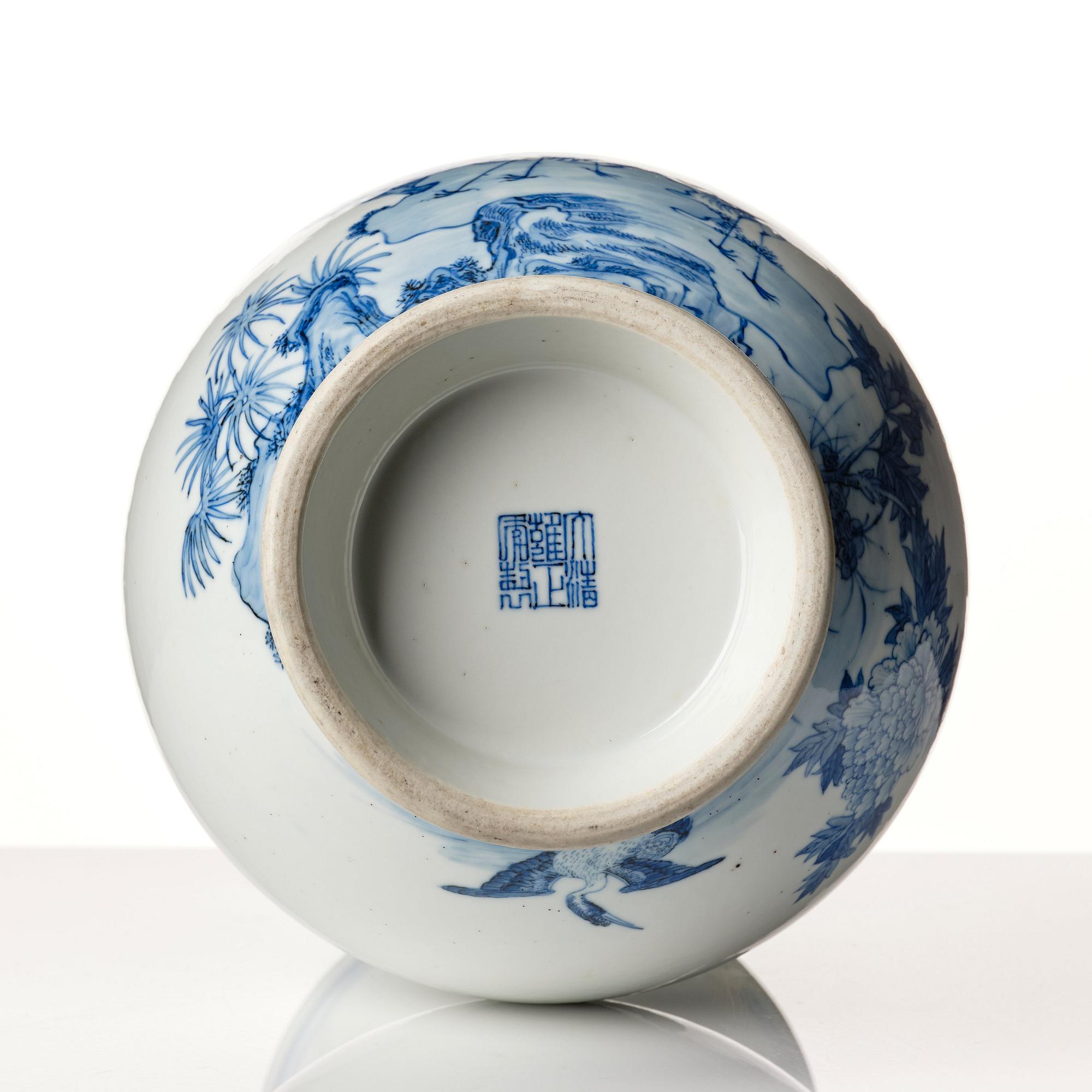 Vas, porslin. Sen Qingdynasti, 1800-tal.