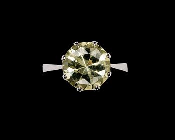 796. RING, faceted chrysoberyl.