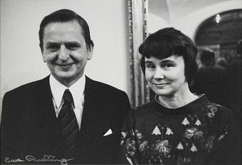 Ewa Rudling, fotografi Lisbeth och Olof Palme på Grand Hotel, 1971, signerad.
