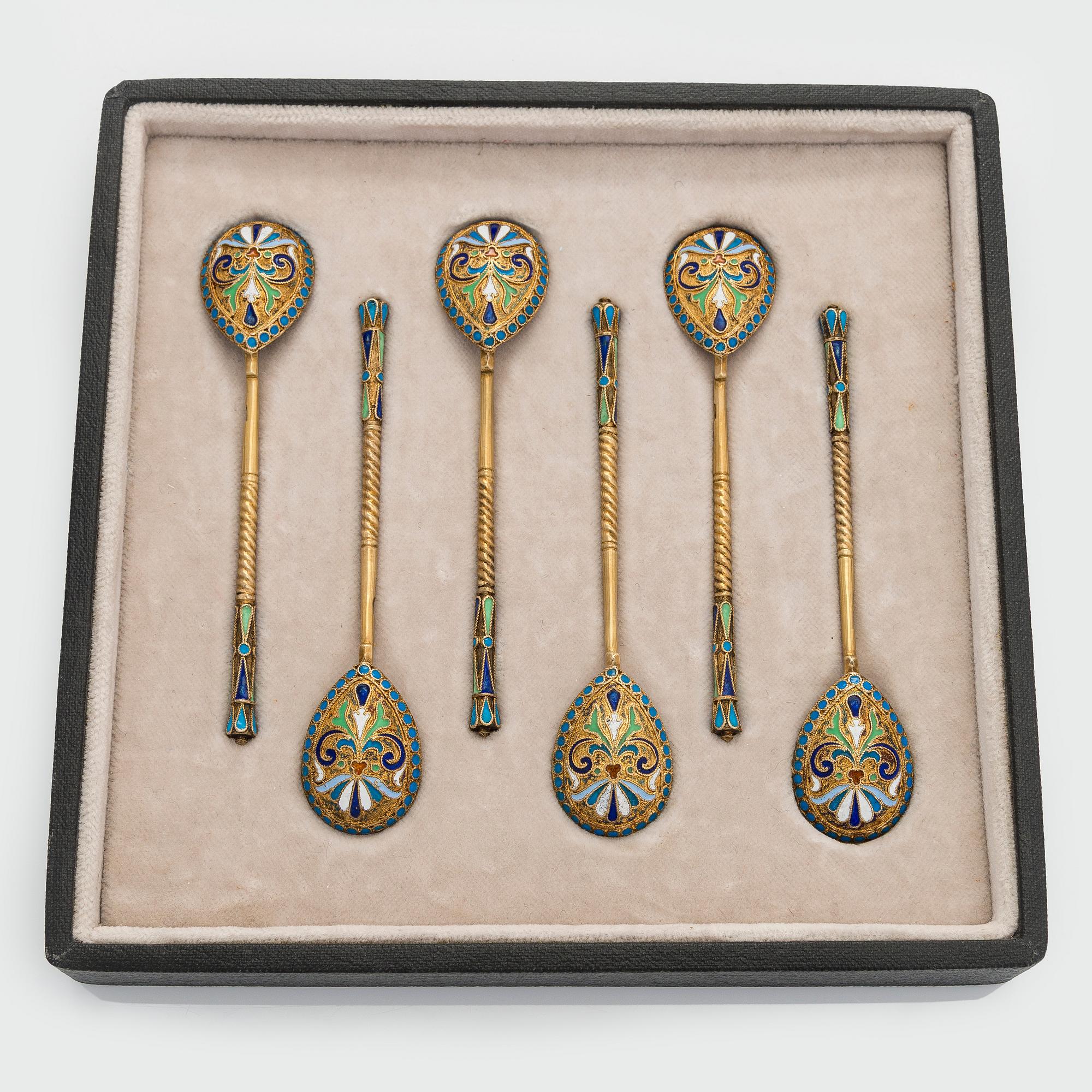 A set of six cloisonné enamel silver gilt teaspoons, Moscow 1898-1914.