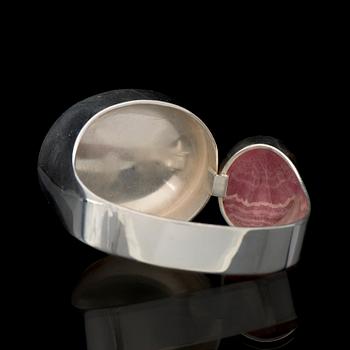 A BRACELET, cabochon cut rhodochrosite, silver. Kaunis Koru, 1972.