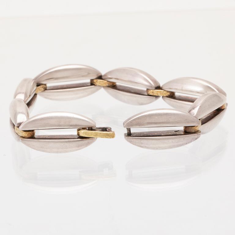 Regitze Overgaard, armband silver och 18K guld nr 409 för Georg Jensen, Danmark.