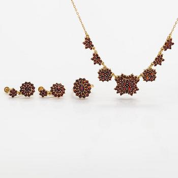 A necklace, earrings and a ring made of gilded silver and garnets.