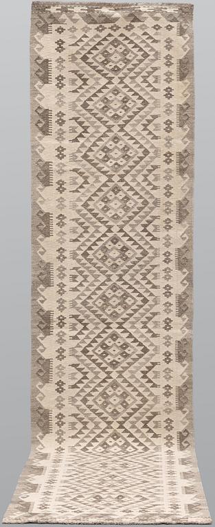 A Kilim runner, approx. 391 x 80 cm.