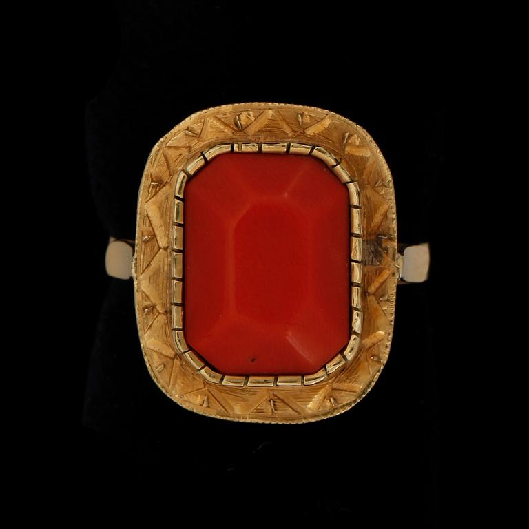 RING, 18k guld, med korall, 1900-tal. Vikt ca 6 gram.