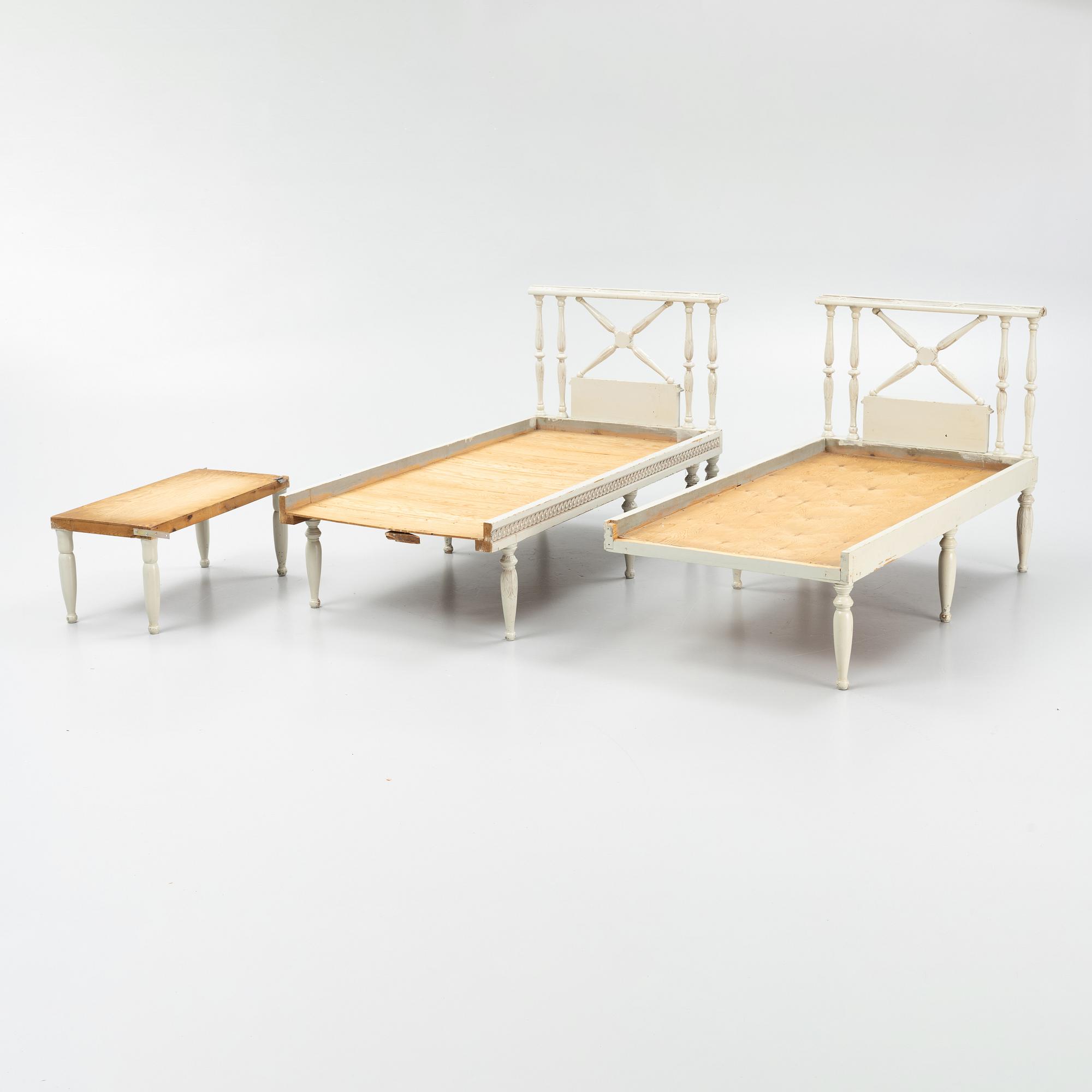 Bankettsoffa i två delar för hörn, sengustaviansk stil, 1900-tal.