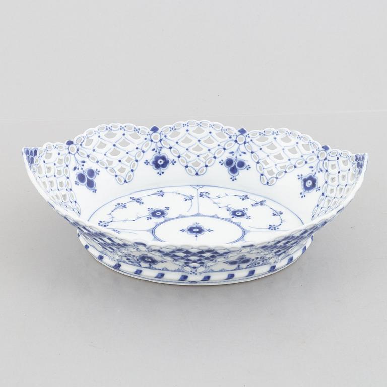 Brödkorg / gallerskål, porslin, "Musselmalet helblond", Royal Copenhagen, modell 1002, 1898-1923.