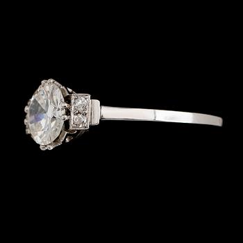 RING med diamant i äldre slipning, ca 1.73 ct, samt åttkantslipade diamanter. Vikt enligt gravyr.
