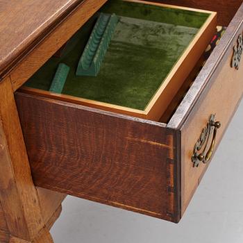 Sideboard, England, omkring 1900 med äldre delar.