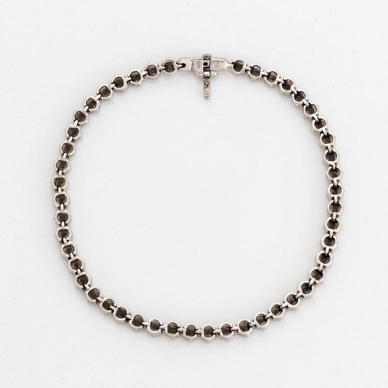 Tennisarmband, vitguld och briljantslipade diamanter.