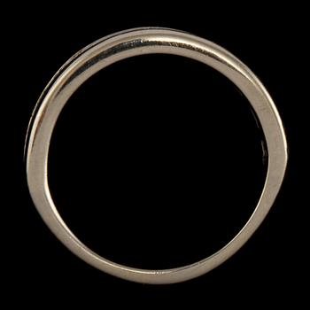 RING, 14k vitguld med 16 prinsesslipade diamanter, totalt ca 1.0 ct. Vikt 4 g.