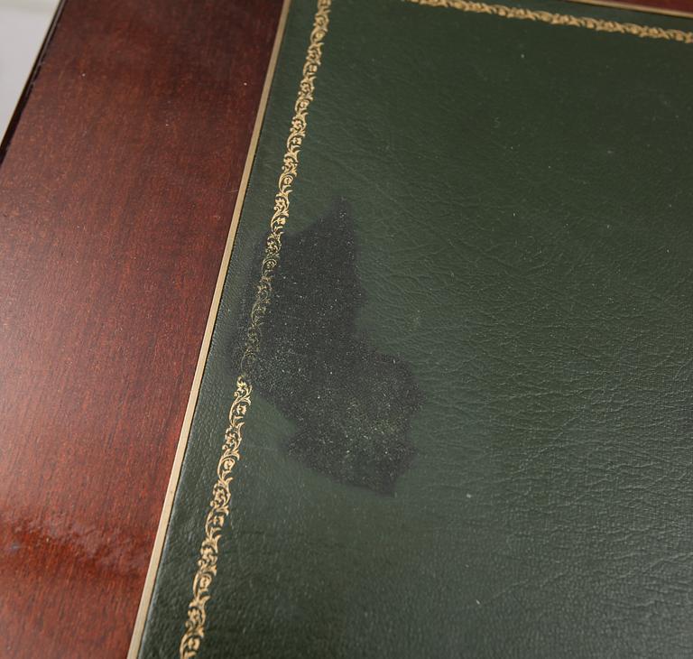 SKRIVBORD, gustaviank stil, 1900-talets andra hälft.