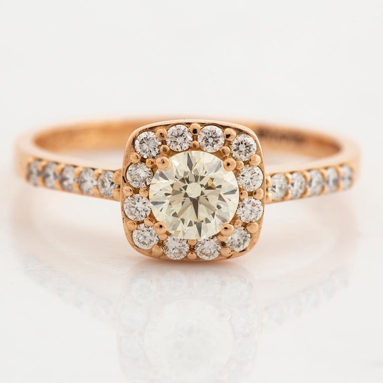 Brilliant-cut diamond ring.