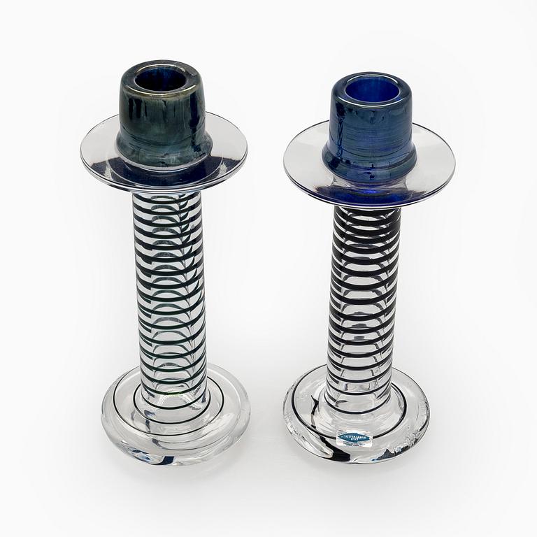 Oiva Toikka, kynttilänjalat, 2 kpl, "Primo", toinen signeerattu Oiva Toikka Nuutajärvi Notsjö.