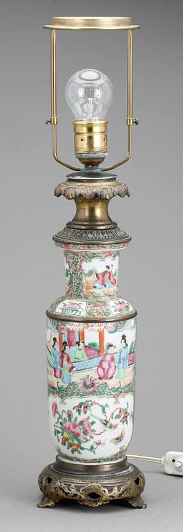 BORDSLAMPA, porslin och mässing, 1900-talets första hälft.