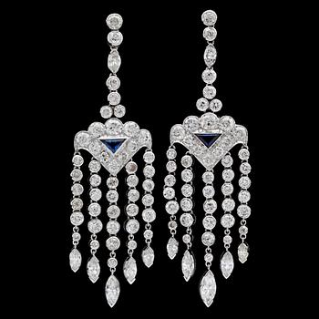 244. ÖRHÄNGEN, briljant- och navettslipade diamanter, tot, ca 12.50 ct, med blå safirer.