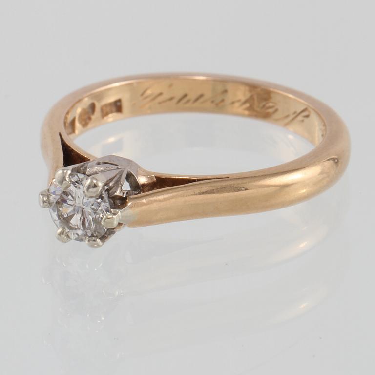 RING, 18K guld med briljantslipad diamant ca 0.32 ct, Öbergs Stockholm, 1943. Vikt 3,9 gram.