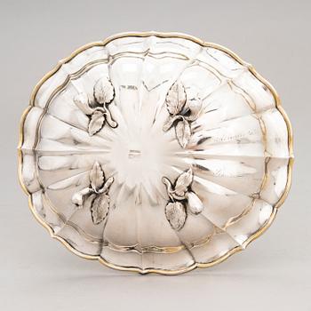 A parcel-gilt breadbasket, mark of Hlebnikov (Хлебников), Moscow 1873.