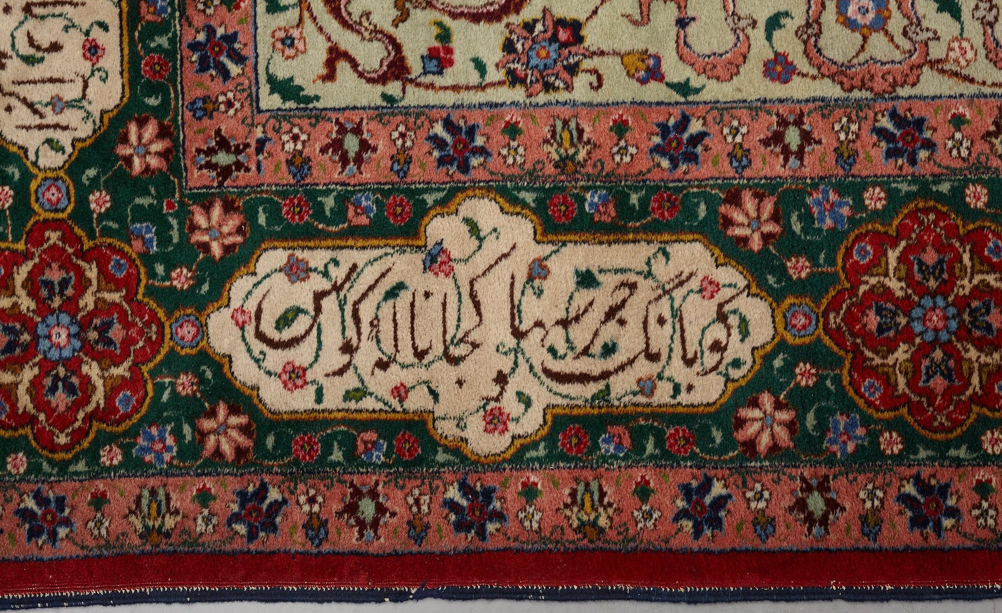 Matta, semiantik Täbris, signerad ca 335,5 x 256,5 - 261,5 cm.