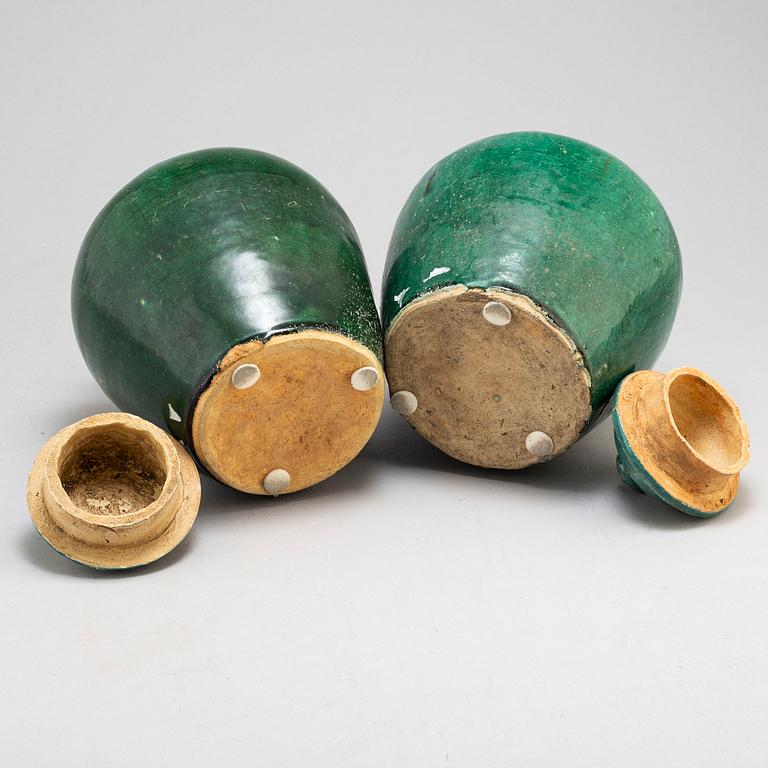 A pair of green glazed ceramic jars with covers, Transition, 17th century.