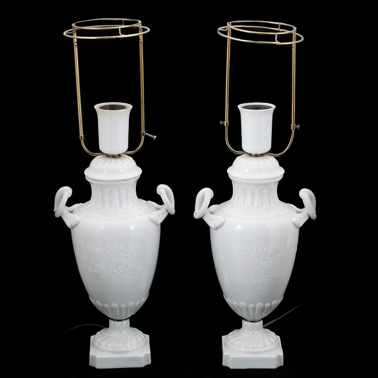 BORDSLAMPOR, ett par, porslin,  Porcelaine de Paris, 1900-talets mitt.
