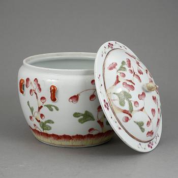 KRUS MED LOCK, porslin, Kina, 1900-tal.