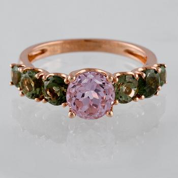 RING, 18K guld med fasettslipad kunzit ca 1.75 ct samt 6 fasettslipade turmaliner ca 1.34 ct. Vikt 3,7 gram.