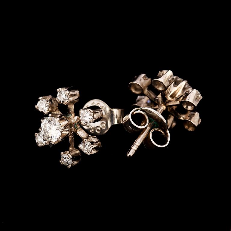 ÖRHÄNGEN, 18k vitguld med  2 briljantslipade diamanter och 12 åttkantslipade diamanter, tot ca 0.8 ct. Vikt 2 g.