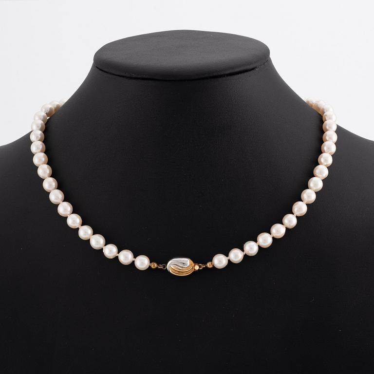 Pearl necklace, with cultured pearls, clasp in 18K gold.