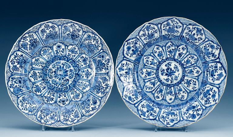 A pair of blue and white chargers, Qing dynasty, Kangxi (1662-1722). (2).